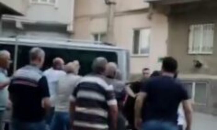 Aralarına aldılar, tekme tokat darp ettiler!