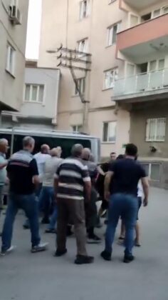 Aralarına aldılar, tekme tokat darp ettiler!