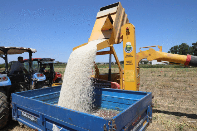 İnegöl’de fasulye hasat makinesi sahaya indi