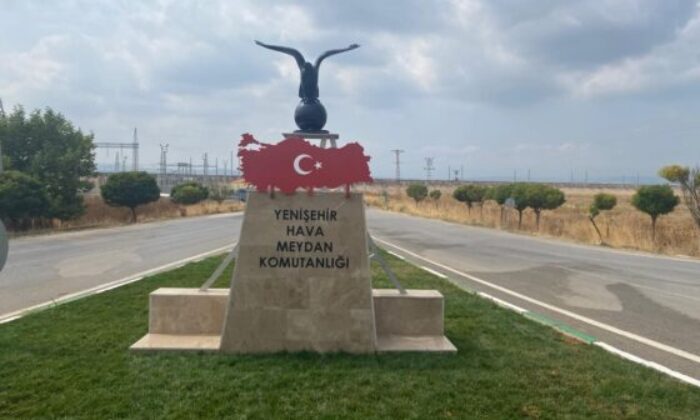 Türk Bayraklı kartal heykeli vatandaşın beğenisini kazandı