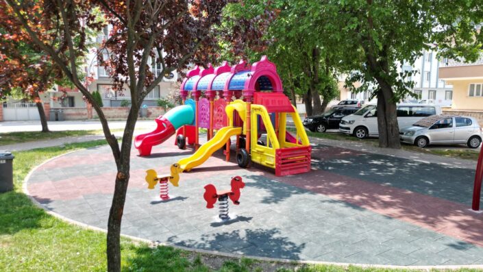 İnegöl’de çocuk parklarına bakım ve onarım