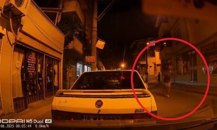 Ters yöne girdi, park halindeki araçlara çarpıp kaçtı