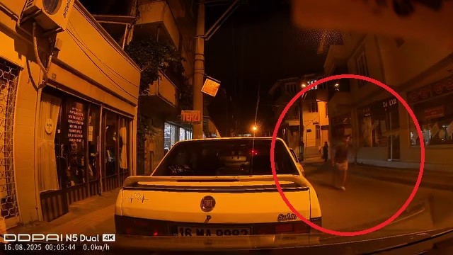 Ters yöne girdi, park halindeki araçlara çarpıp kaçtı