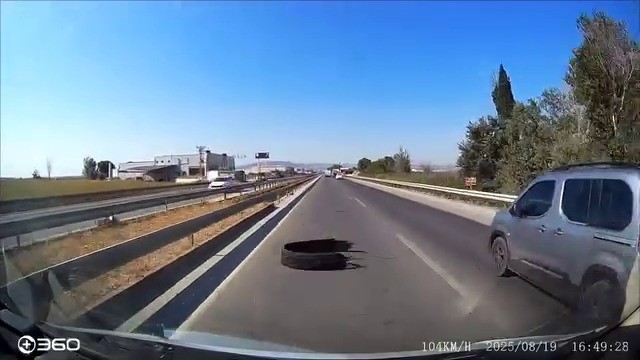 Kamyon lastiği kazaya neden oldu