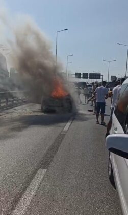 Seyir halindeki araç alev aldı