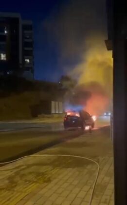 Yanan araca bahçe hortumuyla müdahale