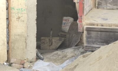 Üzerine kum dolu inşaat kovası düştü!