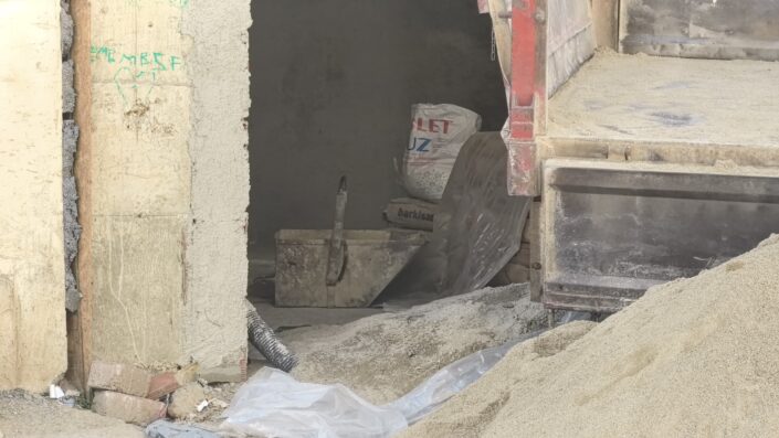 Üzerine kum dolu inşaat kovası düştü!