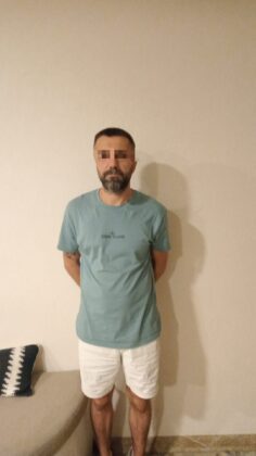 Turist kılığına girerek firari şahsı yakaladılar