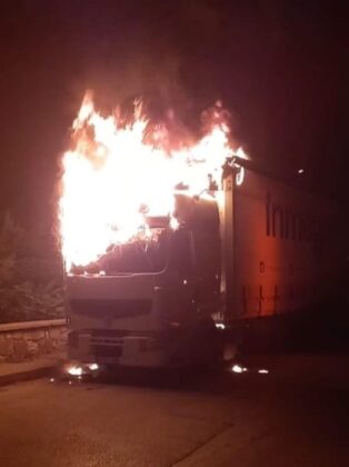 Bursa’da park halindeki tır alev aldı