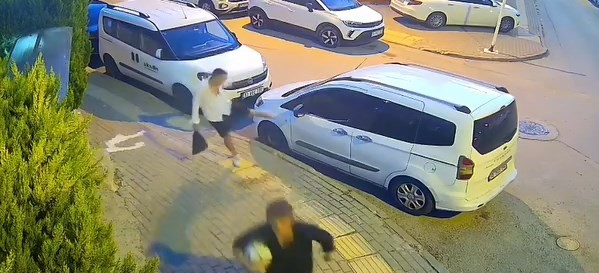 Araçların kaportasını çizip aynalarını kırdılar