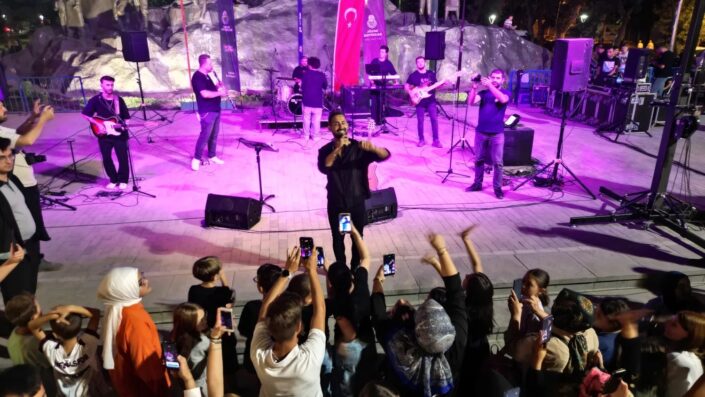 Aydın Şahin, İnegöl’ün yaz gecesine renk kattı