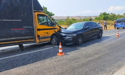 Otomobil ile kamyonet kafa kafaya çarpıştı