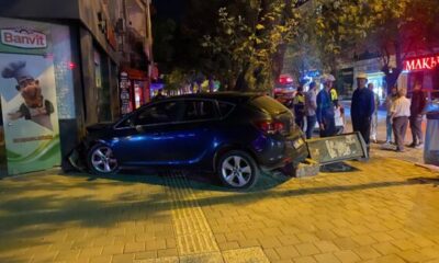Önce elektrik panosuna sonra motosiklete çarptı