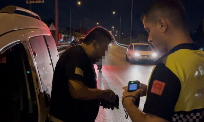 Kaçamayacağını anlayınca, uyuşturucu poşetini camdan attı