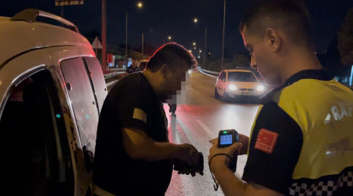 Kaçamayacağını anlayınca, uyuşturucu poşetini camdan attı