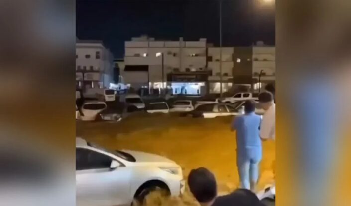 Suudi Arabistan’ı sel vurdu!