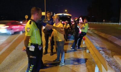 Bariyerlere çarptı, trafik ekiplerine zor anlar yaşattı