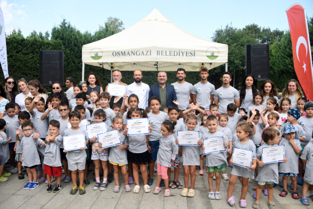 Çocuklar yaz tatilinde yüzmeyi öğrendi