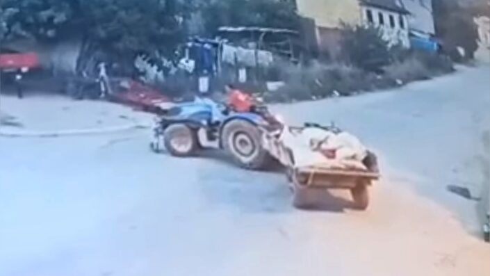 Bursa’da 2 yaşındaki çocuk traktörün altında kaldı!