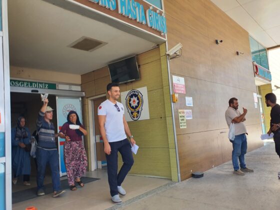 Salça yaparken parmaklarını makineye kaptırdı!