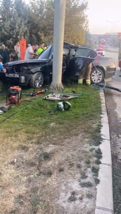 Kontrolden çıkan araç direğe çarptı