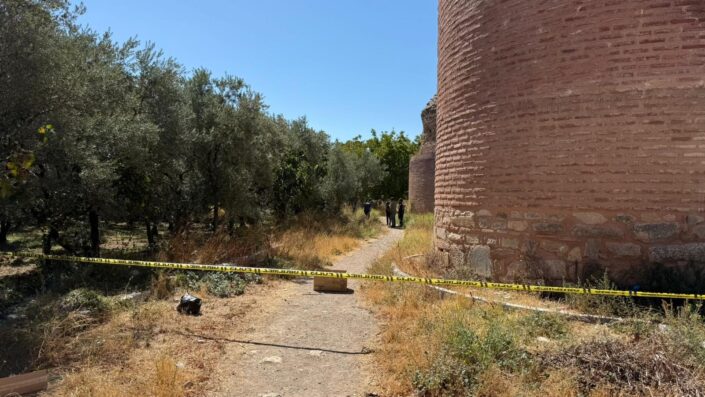 Tarihi surların dibinde esrarengiz ceset