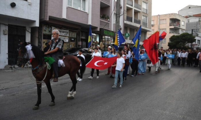 Bursa sokaklarında Balkan coşkusu