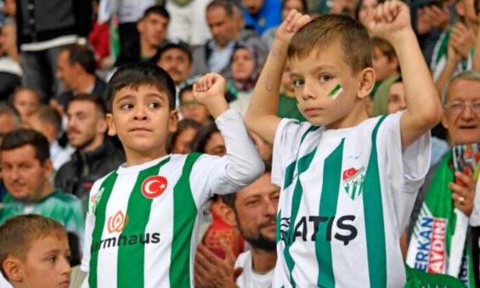Osmangazi Belediyesi, küçük taraftarları maça götürdü