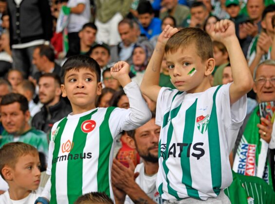 Osmangazi Belediyesi, küçük taraftarları maça götürdü