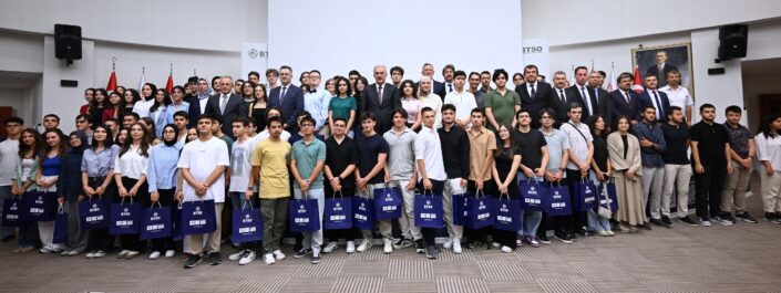 YKS’de dereceye giren öğrenciler ödüllendirildi