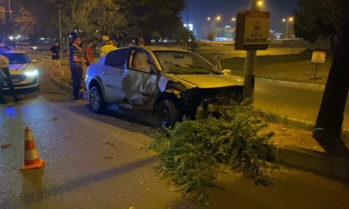 Hafif ticari araç otomobille çarpıştı