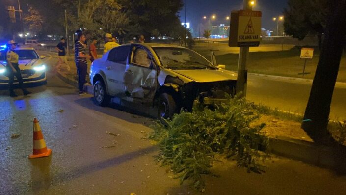 Hafif ticari araç otomobille çarpıştı