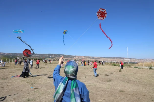 İnegöl semaları uçurtmalarla renklendi