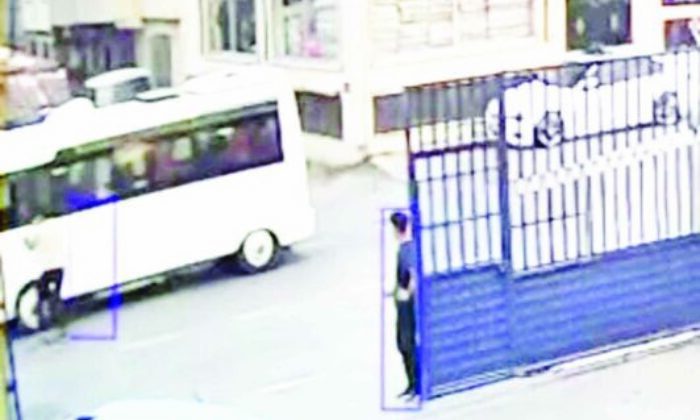 Sürücüsüz ilerleyen aracı böyle durdurdu