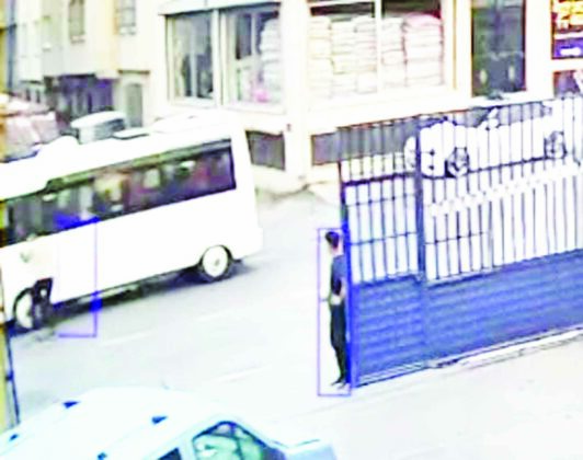 Sürücüsüz ilerleyen aracı böyle durdurdu