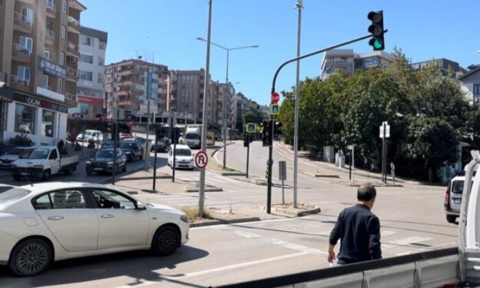 El freni çekilmeyen otomobil kuyumcuya daldı: 500 bin lira zarar açtı