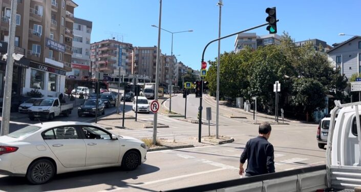 El freni çekilmeyen otomobil kuyumcuya daldı:  500 bin lira zarar açtı