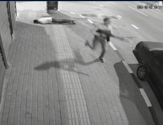 Husumetlisini başından vurdu!