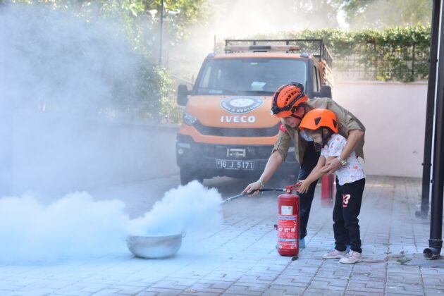 Minik itfaiyeciler göz kamaştırdı