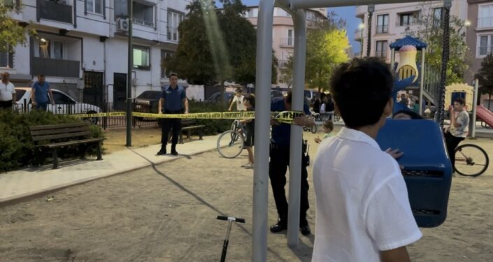 Parkta oynayan çocuğa yorgun mermi isabet etti