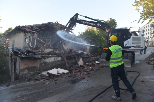 Yıldırım’da metruk binalar yıkılıyor