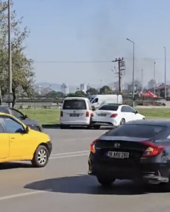 Anayolda geri geri ilerledi!