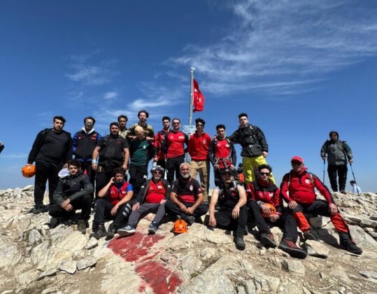 Zaferi zirvede kutladılar