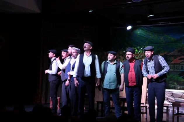 “Komşu Köyün Delisi” yeni sezonda da kapalı gişe oynadı