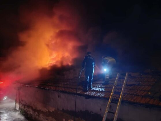 4 işyeri alevlere teslim oldu