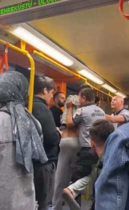 Metroda çıkan tartışma kavgaya döndü