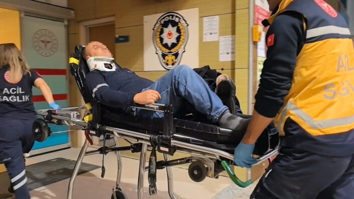 Hafif ticari araç TIR’a arkadan çarptı