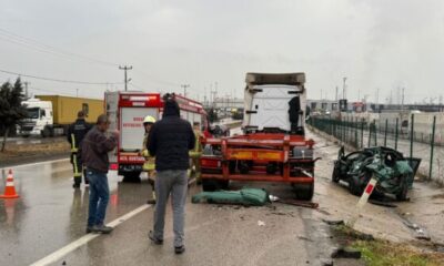 Otomobil, park halindeki TIR’a çarptı