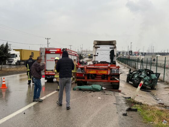 Otomobil, park halindeki TIR’a çarptı